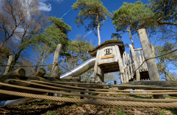 Professioneller Spielplatzbau mit nachhaltigen Materialien durch Oberhäusers Erlebnisspielplatz aus Kamp-Lintfort.